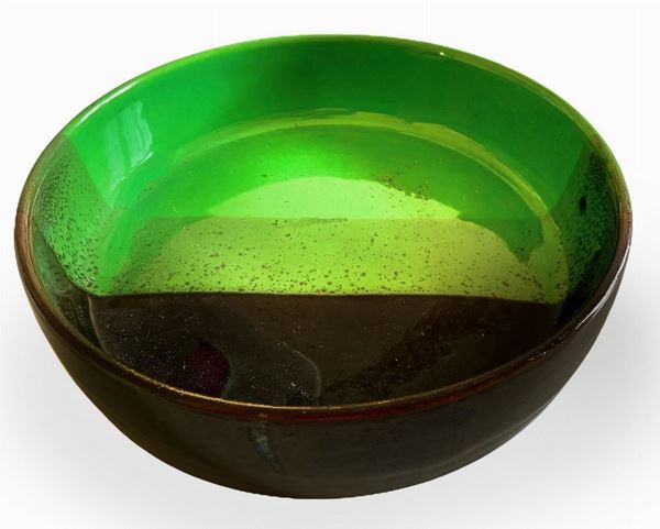 Produzione italiana, nello stile di Ettore Sottsass. Contenitore in ceramica di forma circolare. Anni â€™60,decorata nei toni del verde e del ... 