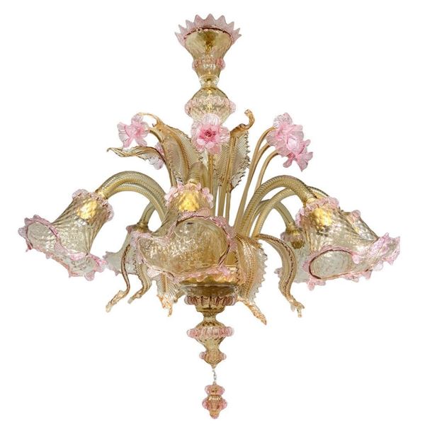 Lampadario. Italia,in vetro di murano colore rosa e pagliesco, otto luci lavorazione a foglie e fiori.
H cm 100x95