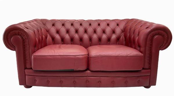 Chester sofa in leather Bordeaux first flower, refurbished frau. 178 x 86 cm, h cm 71. 20th century,
Cm 178 x 86, h cm 71