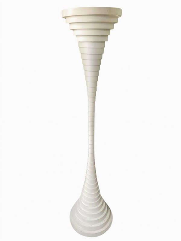 Produzione Fumagalli, disegno  di Sergio Bilangione e Paolo Portoghesi, Mod .Elga.
Piantana con struttura in legno laccato nei toni del beige. Segni ... 