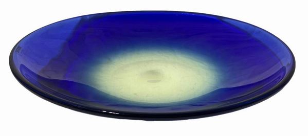 Grande centrotavola in vetro di Murano blu, firmato Barbini Murano. 
Diametro cm 37