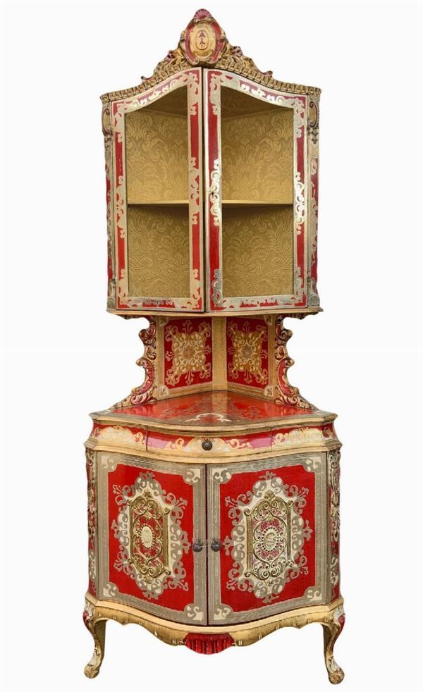 Angoliera in stile neoclassico. riproduzione fiorentina a due corpi laccata in rosso, oro e bianco corpo inferiori a due sportelli, corpo superiore ... 