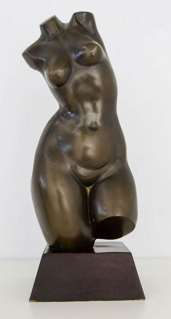 80s sculpture. Woman bust depicting fertility, in patinated bronze.

.
H 45 cm