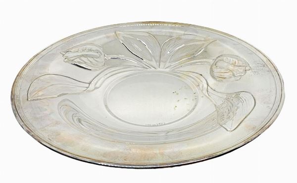 Piatto con tulipani in argento. sbalzato 800 firmato Longo (Fi) h.cm.4 diam.30 gr.335
H cm 4. Diametro cm 30. Gr 335