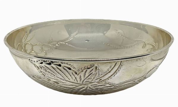 Bowl in embossed silver. with chiseled grapes decorations by hand gr.345 h.cm.7,5 diam.25.5

Gr. 345 diam. 25.5