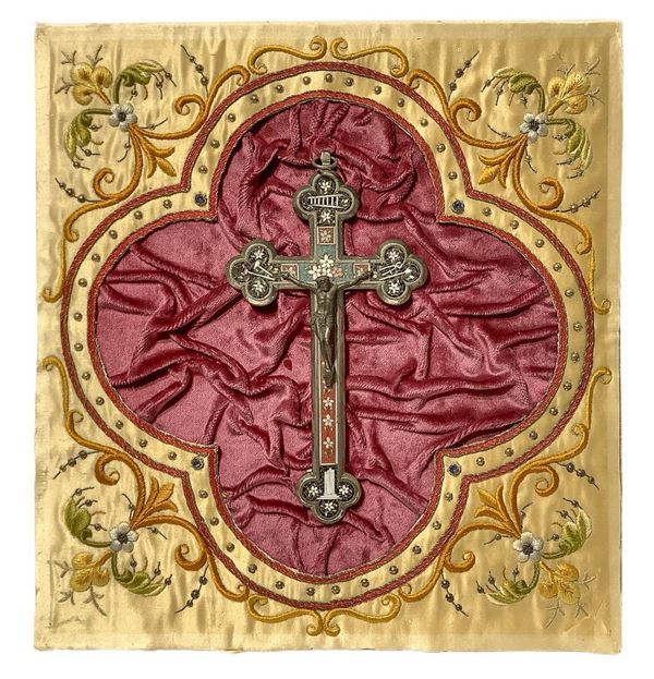 Crocifisso in bacheca di metallo argentato con tessere di vetro a mosaico. Crocifisso in bacheca di metallo argentato con tessere di vetro a ... 