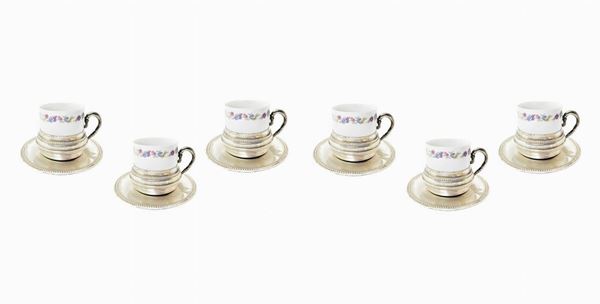 Servizio da caffÃ¨ composto da n. 6 tazze in porcellana di Capodimonte. Con manico, sottotazza e piattino in argento, Palermo, inizi XX secolo.