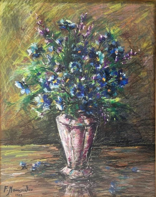 F. Maniscalco - Dipinto a tecnica mista carboncino e pastello su carta, raffigurante vaso con fiori azzurri. firmato e datato F. Maniscalco 1962.
Cm 63x48, in ... 