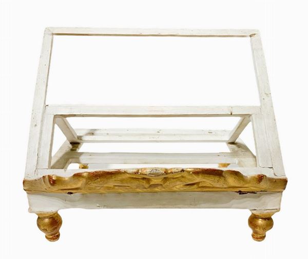 Leggio in legno laccato e dorato, XIX secolo. 
H cm 18x35x30