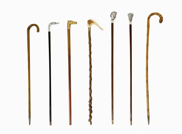 N.7 Bastoni. 3 con pomo in argento, uno dei quali raffigurante testa di levriero firmato Gucci. 1 raffigurante testa di cavallo in argento 925, 1 con ... 
