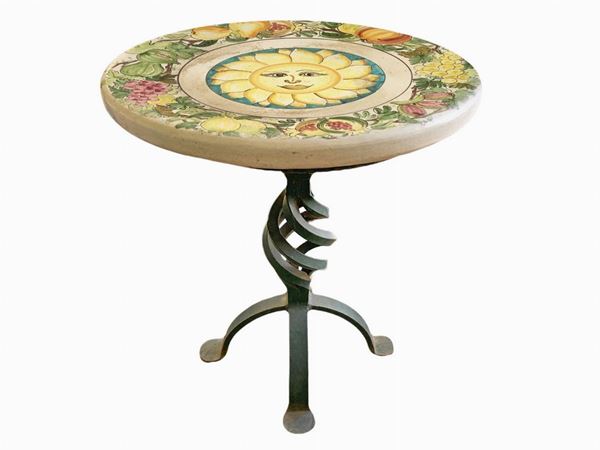 LASTO LASTRY TABLE Decorated with polychrome ceramic with central sun, wrought-iron supporting structure. & Nbsp h 47 cm, diameter 40 cm