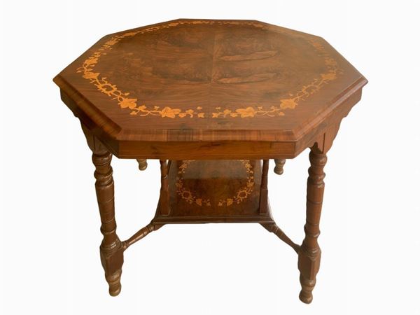 Octagonal table in rosewood, briar and underpiece top inlaid. H cm 67, length 87 cm
H cm 67, length 87 cm