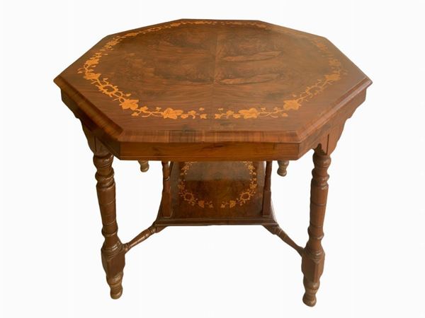 Tavolo ottagonale in legno di palissandro, piano in radica e sottopiano intarsiati. H cm 67, lunghezza cm 87
H cm 67, lunghezza cm 87