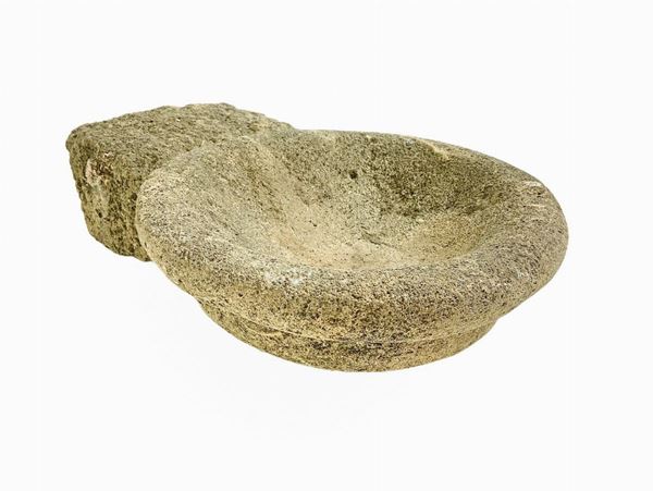 Acquasantiera da incasso del XVII secolo in pietra arenaria di Noto. XVII secolo ,
H cm 10. Cm 38, diametro cm 21