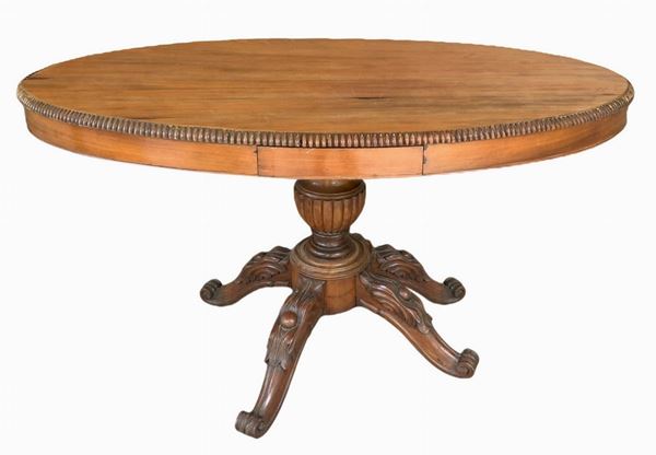 Tavolo da centro ovale in legno di noce chiara, piede a quattro razze. Fine XIX secolo,Cassetto al piano ambo i lati. Da restaurare
H cm 73. ... 