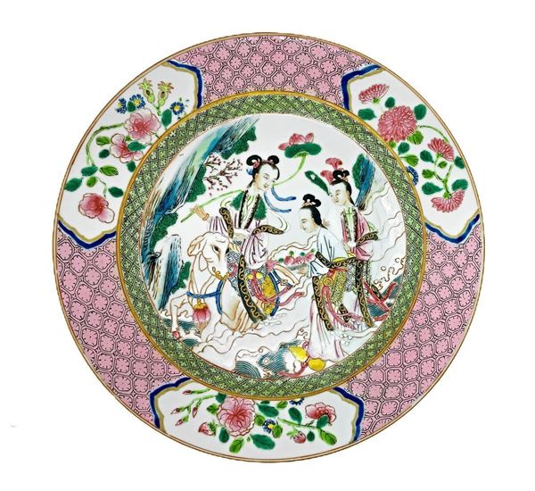 Piatto in porcellana, famiglia rosa, Yongzheng (1723-1735). Finemente lavorato e smaltato. 
Diametro cm 22,5
