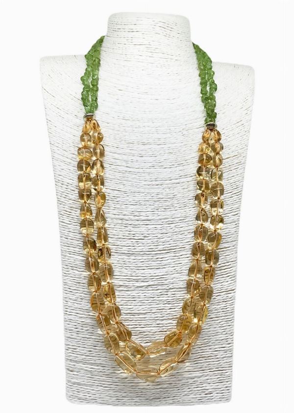 Two-wire two-wire necklace, two of twice peridot quartz quartz, two silver dividers. gold lacquered.
80 cm length