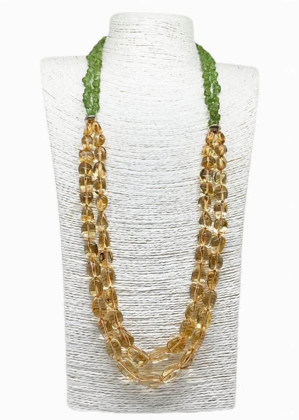 Collana a due fili piÃ¹ due fili, due di  QUARZO CITRINO piÃ¹ due di PERIDOTO, due divisori in Argento. laccato oro.
Lunghezza cm 80