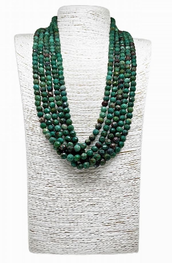 Collana cinque fili. sfere sfaccettate di diaspro verde, mm 6. Chiusura in Argento satinato.
Lunghezza cm 70