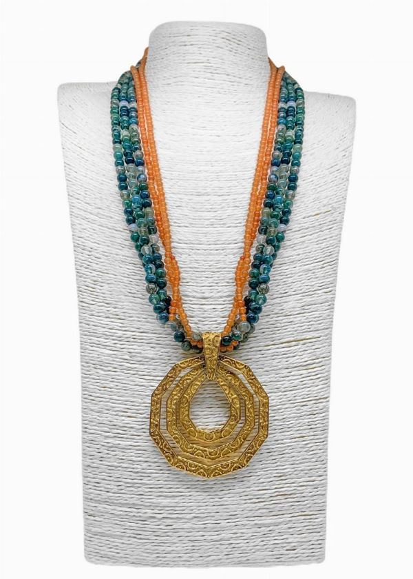 Collana cinque fili, tre di AGATA MUSCHIATA sferette mm 6. piÃ¹ due fili di EOSITE (Avventurina arancio) mm 3, piÃ¹ centrale bijoux TRIFARI, chiusura ... 