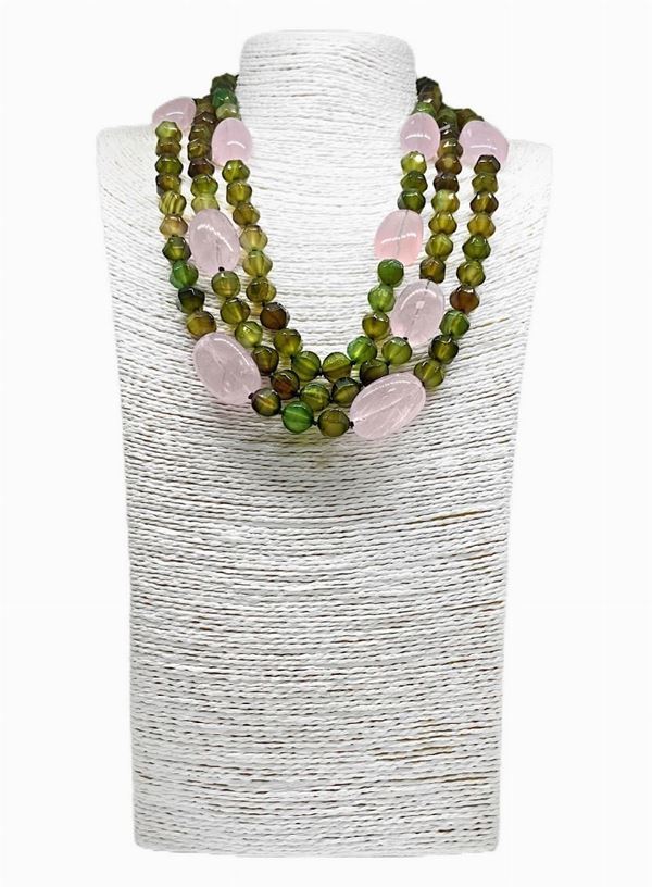 Necklace composed of three wires of green agate mm 12. Faceted spheres flopped by smooth pink quartz pebbles, lacquered silver closure ...