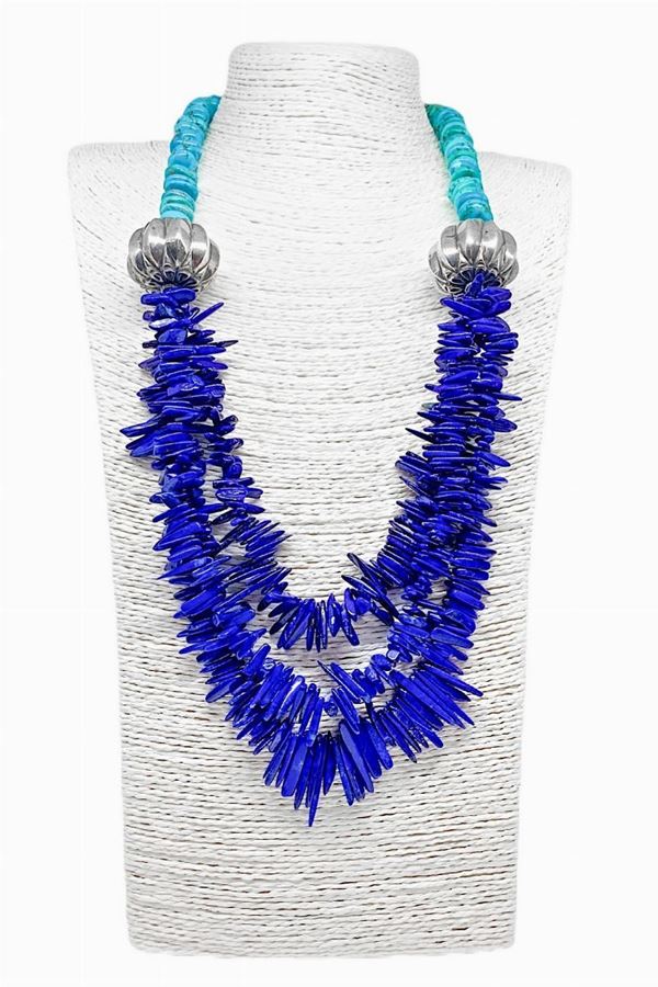 Collana con un filo di TURCHESE rondella mm 12, piÃ¹ tre fili di lapislazzuli. a bacchette piÃ¹ due divisori argentati
Lunghezza cm 38 ca
