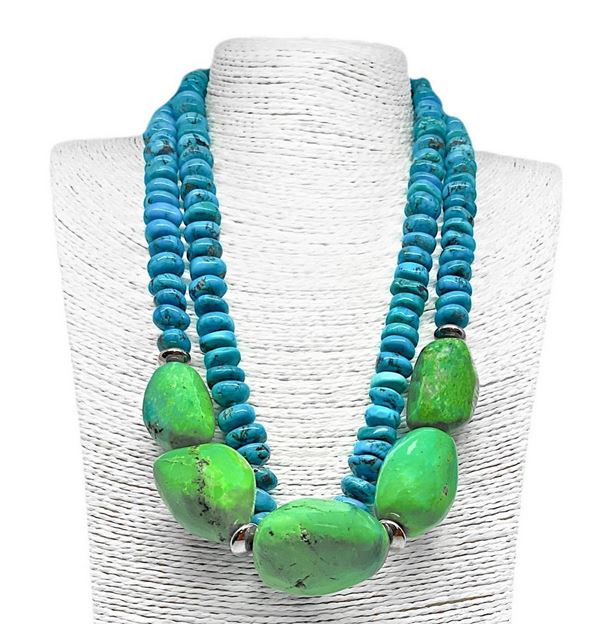 Collana due fili turchese rondella con cinque ciottoli di turchese verde pi&ugrave  quattro divisori. Argento laccato Oro chiusura in Argento e ... 