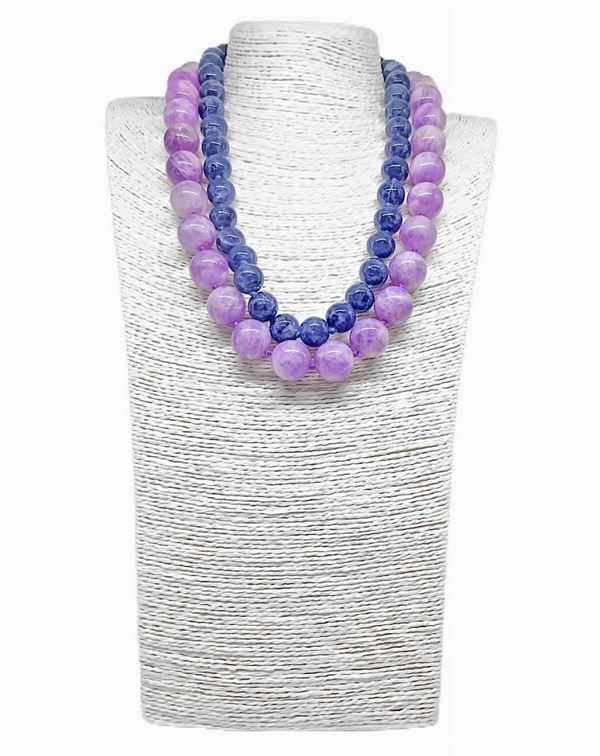 Collana due fili, uno interno di CIANITE sfera (blu) mm 14. uno di AMETISTA LAVANDA sfera mm 18, chiusura Argento.
Lunghezza cm 60