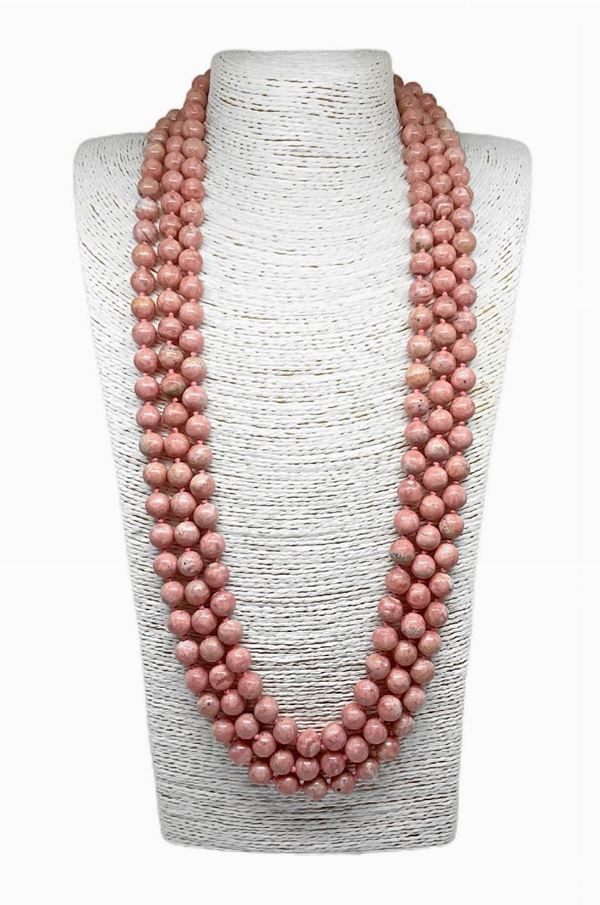 Collana tre fili. di RODOCROSITE sfera. Chiusura in argento.
Lunghezza cm 89. Diametro sfere mm 10