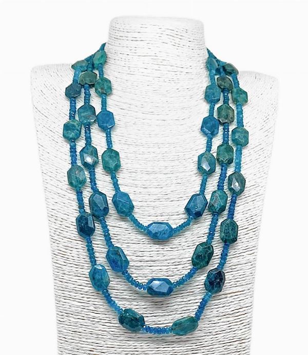 Collana tre fili di APATITE a rondelle sfaccettate di 2/3 mm, alternate a rettangoli di apatite. piÃ¹  grandi, chiusura in Argento.
Lunghezza cm 70