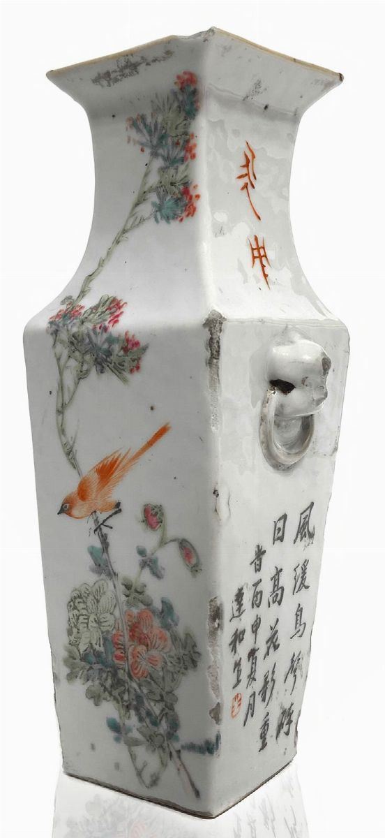 Vaso cinese bianco con fiori, uccelli calligrafia e sigillo