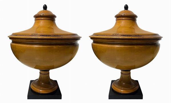 Coppia di potiche Biedermeier in legni chiari con dettagli, pomo e base ebanizzati. Con coperchio h 62X50.

