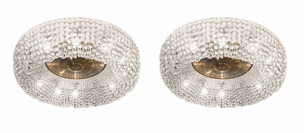 Coppia di plafoniere da soffitto in ottone e brindoli a rosetta, XX secolo. H cm 30. Cm diametro 100