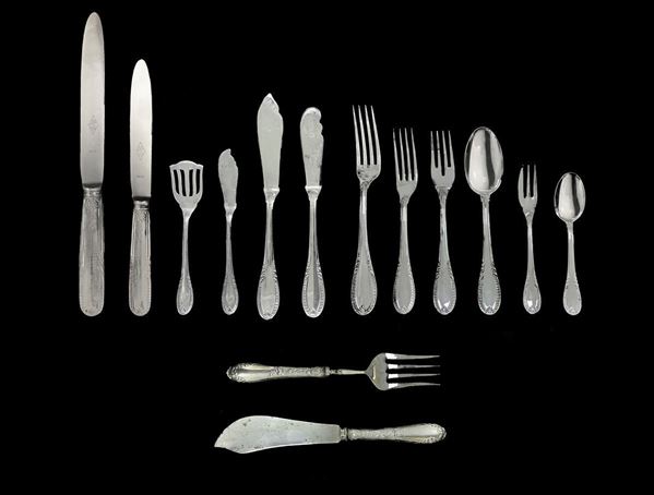 Argenteria Ricci, Servizio di posate in argento 800, punzonato Alessandria 1935, composto da 143 pezzi: 24 forchette (21cm) 24 coltelli (25cm) con lama in acciaio, 12 cucchiai (17.7 cm), 12 cucchiaini (13.2 cm), 12 forchette da pesce (17.5 cm), 12 forchette da dolce (14.2 cm), 12 coltelli da pesce (21.2 cm), 12 coltelli (21.3 cm) lama in acciaio, 12 forchette medie (17.7 cm), 12 cucchiai (13.2 cm). Peso circa 6 kg
