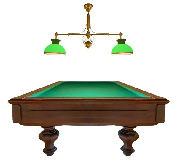 Biliardo per carambola, struttura in legno di noce. fine XIX, inizi XX secolo,Provvisto di lampadario vintage a due luci, con struttura in ottone e ... 