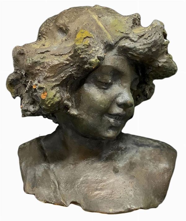 Mezzobusto in terracotta patinato bruno raffigurante giovinetta, XX secolo. H cm 16x14. Piccole cadute di colore.