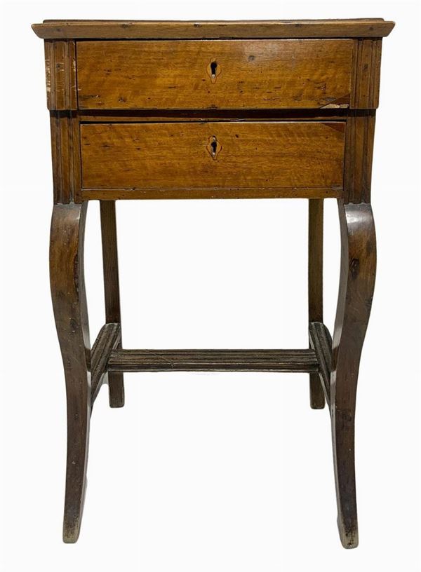 Comodino a due cassetti, Sicilia, XIX secolo. In legno di noce con piedi a sciabola . H cm 90 x56x40