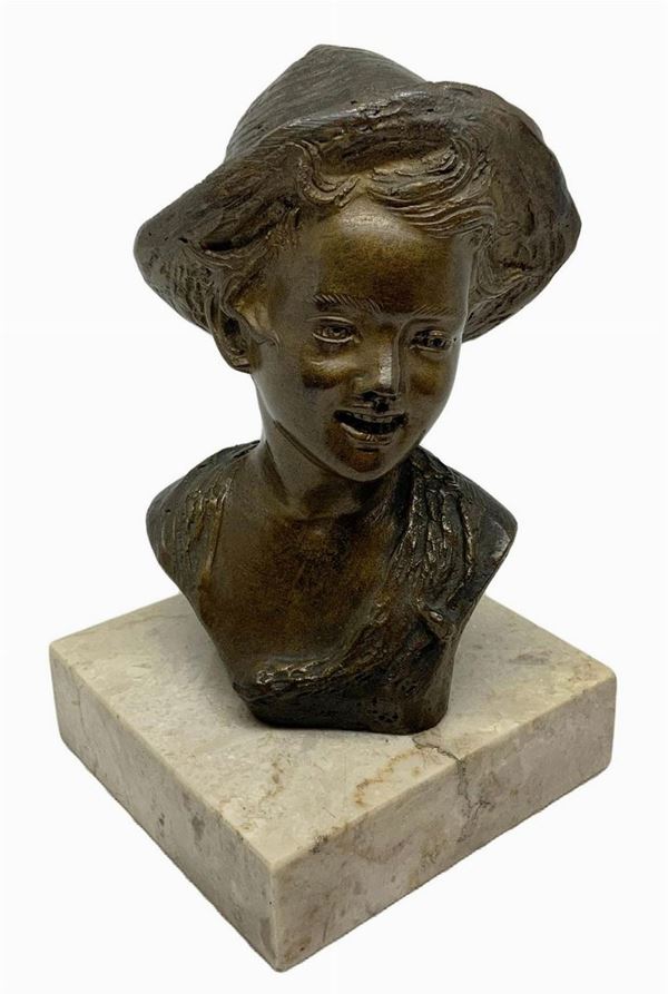 Bronzo patinato bruno raffigurante giovane ragazzo con cappello, G.De Martino (1870, Napoli - Napoli, 1935). Su base in marmo color avorio. H cm 17, con base 20 cm. Firmato “De Martino” sul retro.