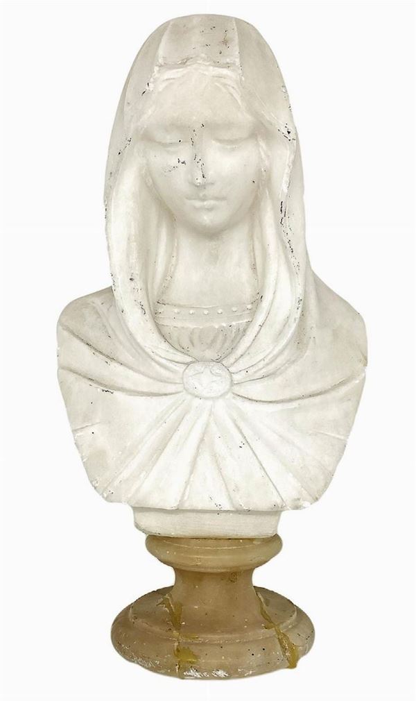 Mezzobusto in marmo bianco raffigurante donna con mantello in testa. Inizi XX secolo. H cm 22. Base circolare non congrua. h cm 6,5. Minime sbeccature alla base.