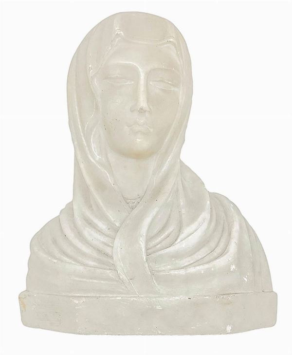 Mezzobusto in marmo bianco raffigurante Madonna. H cm 17. Base cm 12x8.