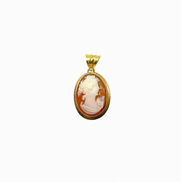 Pendentif con cammeo e oro giallo. Gr 2.2