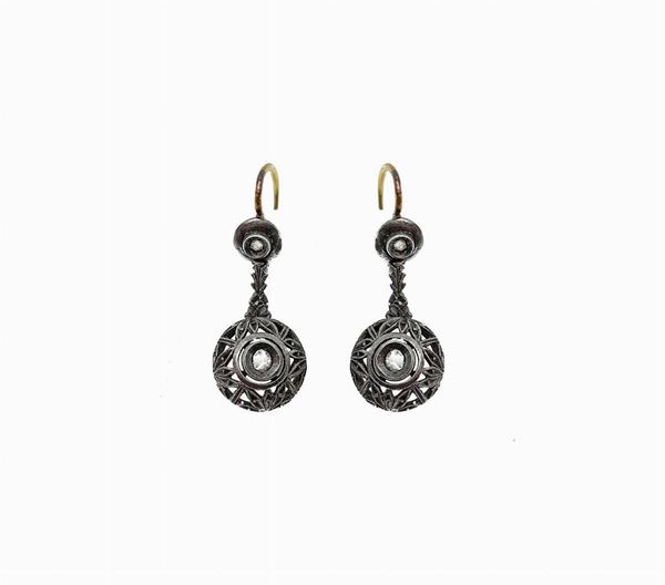 Orecchini argento e oro, piccoli pendenti con diamanti rose corone, XIX secolo. Gr 4.2