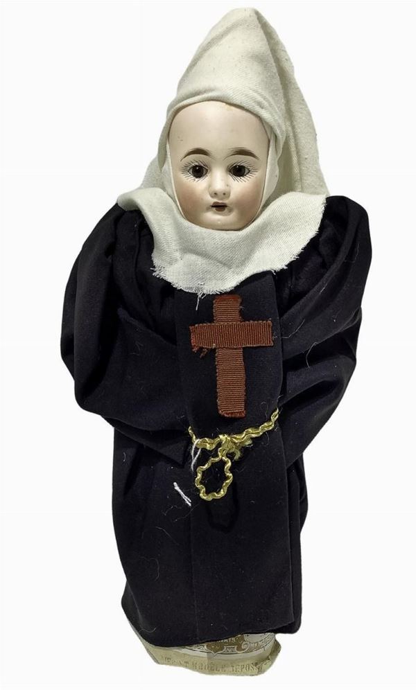 Suora in biscuit e cartone, occhi fissi, n. 3 dentini, 1900 ca., provenienza testa Germania, leggera usura, h cm 32