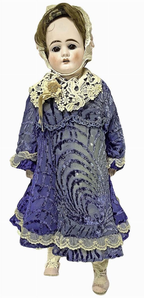 Bambola in biscuit e pelle, abito blu con decori in velluto blu, cuffietta in testa, capelli veri, occhi mobili, n. 4 dentini, arti snodati, firma stampa di ferro di cavallo, 1900 ca., provenienza Germania, h cm 53