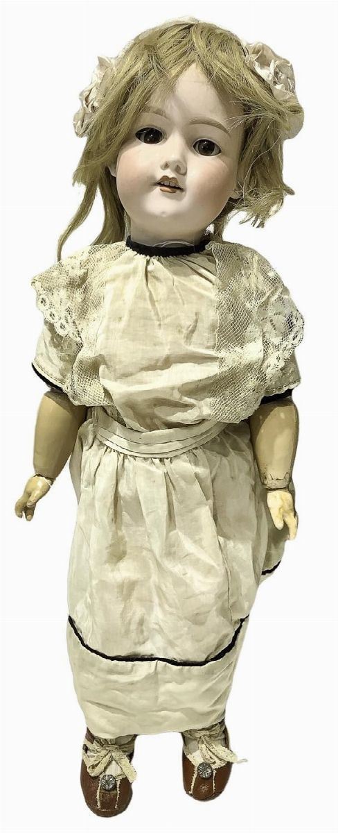 Bambola in biscuit e corpo in materiale composito, abito beige con inserti neri, capelli veri, occhi mobili, n. 4 dentini, arti snodati, firma Armand Marseille 390 D.R.G.M. 246/1 G.M., 1900 ca., provenienza Germania, h cm 55, si segnalano un dito rotto della mano sinistra, corpo timbrato con immahine rossa