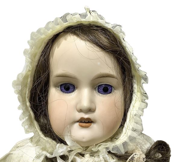 Doll in biscuit porcelain and kid leather, cream embroidered dress with bonnet, real hair, eyes, n. 4 teeth, limbs in biscuit porcelain and body in composite material and kid leather, signature 370 A7 M., 1900 about, Germany origin, h 58 cm, we note the scraping off of the fingers of the right hand