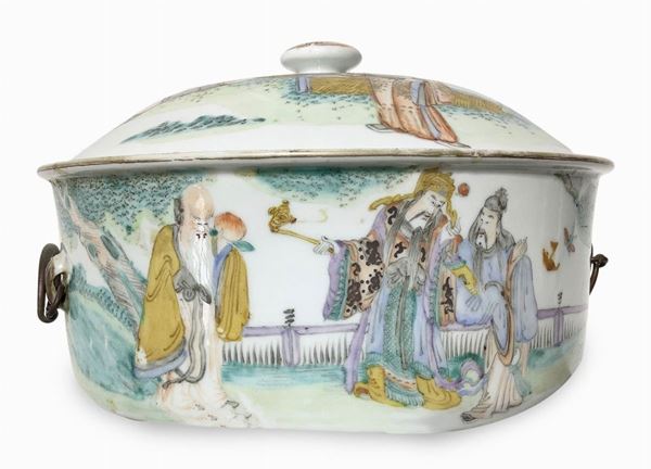 Tureen ceramic with metal handles, China, early twentieth century. Depicting genre scenes and written Chinese language. Diameter 28 cm H 17 cm chipping at the edges.

