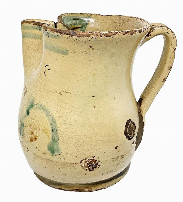 Cannata in Caltagiorone majolica, early twentieth century. With decorations in shades of green and manganese. H 20 cm
