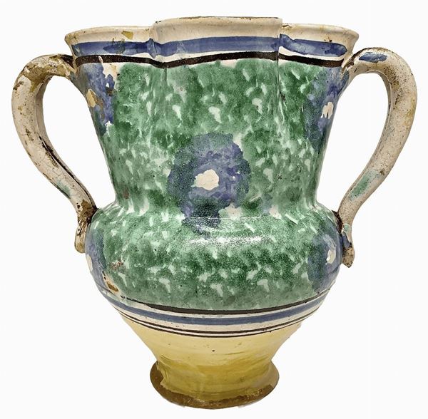 Vaso biansato, primi XX secolo. Con bocca smerlata. H cm 19. Con decorazioni nei toni del verde e del blu