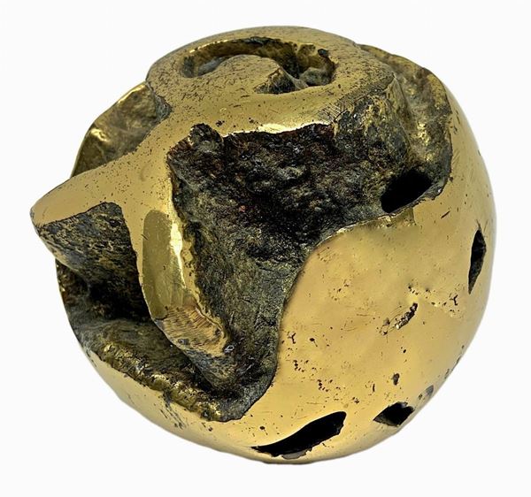 Round paperweight in gilded bronze, depicting stylized man. 8 Cm

